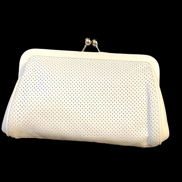 Isabella Fiore Small baby soft white clutch with 3-3D flower’s on the front 🌸 - Picture 2 of 11